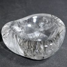 Turmalin-Quarz Schale, sehr schöner klarer Kristall mit schwarzen Turmalin-Nadeln durchzogen, Turmalinquarz