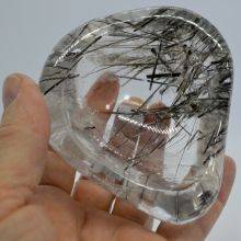 Turmalin-Quarz Schale, sehr schöner klarer Kristall mit schwarzen Turmalin-Nadeln durchzogen, Turmalinquarz