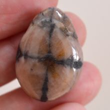 Kreuzstein Chiastolith Anhänger | gebohrter Edelstein Schmuckstein | Andalusit Natur-Stein-Halsschmuck | mit schönem Kreuz