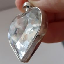 Herz Anhänger befüllt mit echten Turmalin Steinen | Schmuckanhänger Kristallglas mit Turmalin Edelsteinen | Halsschmuck ca. 45 mm | Kettenanhänger