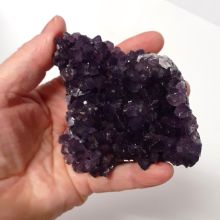 Amethyst Edelstein Drusenstück, Naturstein Amethystkristall dunkel violette Spitzen, handliches Drusensegment, zur Dekoration, N310