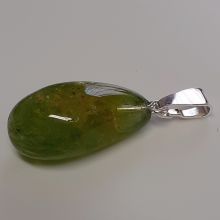 unregelmäßig geformter, kleiner Peridot Edelstein mit Silber Öse