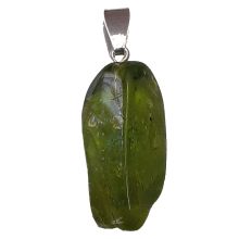 länglicher echter Peridot Edelstein, oberhalb gebohrt und mit einer beweglichen Öse aus Silber versehen
