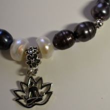 Süsswasser Perlen Armband Lotus | helle und grau-bunt schimmernde, unregelmäßige Perlen mit Charms-Anhänger Lotus | auf elastischem Faden
