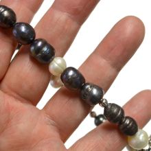 Süsswasser Perlen Armband Lotus | helle und grau-bunt schimmernde, unregelmäßige Perlen mit Charms-Anhänger Lotus | auf elastischem Faden