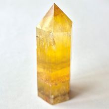 Fluorit Obelisk, Edelstein Standspitze, Therapiestein gelber Fluorit, kleine Heilsteinspitze, N59