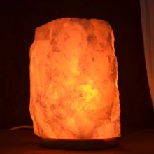 Echte Rosenquarz Stein Lampe groß kaufen | Edelsteinlampe | Hellrosa Kristall Edelstein-Leuchte für Ihre Wohn- und Schlafräume mit hellem Holz Sockel| 8-9 kg
