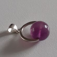 Kugel-Anhänger Fluorit violett | Edelstein kleiner lila Fluorit-Kugel Schmuck-Anhänger mit Silber-Öse | Zeitloser und moderner Kettenanhänger für jeden Anlass und Gelegenheit