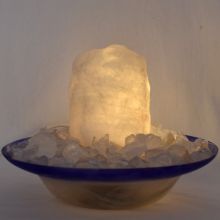Bergkristall Zimmerbrunnen Reinheit | kleiner Rohstein Quellstein-Brunnen | Edelsteinbrunnen beleuchtet | weiß-blaue Schale