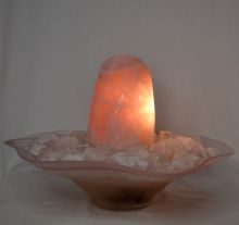 Rosenquarz polierter Quellstein Zimmerbrunnen, Standbrunnen Dekosteine Rosa-Quarz, Glasschale Roxana weiss-rosa, ca. 32 cm