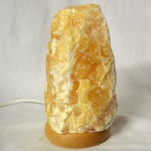 Orangencalcit Stein Lampe, Edelsteinlampe aus einem gelb-orangen Naturstein, Edelstein-Leuchte mit Holzsockel, warmes dekoratives Stimmungslicht, ca. 1,6-2 kg