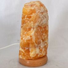 Orangencalcit Stein Lampe, Edelsteinlampe aus einem gelb-orangen Naturstein, Edelstein-Leuchte mit Holzsockel, warmes dekoratives Stimmungslicht, ca. 1,6-2 kg