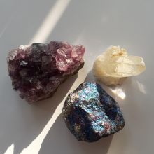 Mineralien Set mit je 1x Amethyst, Berkristall, Buntkupfer | drei verschiedene Edelstein Kristalle für Sammler, zur Dekoration | N153