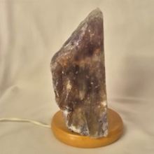 Maraba Amethyst Edelsteinlampe aus Brasilien, Amethyst Rohstein Lampe, Front poliert, N187
