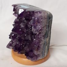 Amethyst polierte Edelsteinlampe, dekorative Kristallspitzen die dunkel violett leuchten, Amethyst-Kristall Leuchte, N260