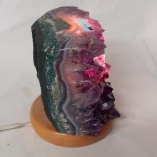 Amethyst polierte Edelsteinlampe, dekorative Kristallspitzen die dunkel violett leuchten, Amethyst-Kristall Leuchte, N260