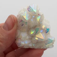 Standobjekt Kristall Gruppe Angel Aura, Bergkristall veredelt, Aqua Aura Stufe mit buntem Farbspiel, N63