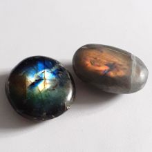 Labradorit Edelstein Set-N34, zwei kleine schimmernde Edelstein Handschmeichler, Glücksbringer, schöne Taschensteine