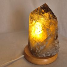 Rauchquarz Edelsteinlampe mit polierter Spitze, Quarz Rohstein mit Holzsockel, individuelle Steinleuchte, N207