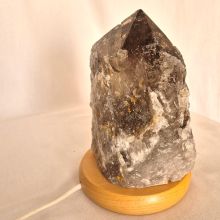 Rauchquarz Edelsteinlampe mit polierter Spitze, Quarz Rohstein mit Holzsockel, individuelle Steinleuchte, N207