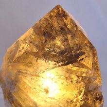 Rauchquarz Edelsteinlampe mit polierter Spitze, Quarz Rohstein mit Holzsockel, individuelle Steinleuchte, N207