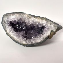 Amethyst Edelstein Geode, urige offene Druse, schöne dunkle Amethystspitzen, Edelstein N524