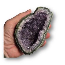 Amethyst Edelstein Geode, urige offene Druse, schöne dunkle Amethystspitzen, Edelstein N524