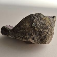 Amethyst Edelstein Geode, urige offene Druse, schöne dunkle Amethystspitzen, Edelstein N524