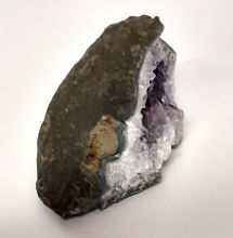 Amethyst Edelstein Geode, urige offene Druse, schöne dunkle Amethystspitzen, Edelstein N524