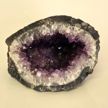 Amethyst Edelstein Geode, urige offene Druse, schöne dunkle Amethystspitzen, Edelstein N524