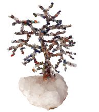 Baum mit bunten Edelsteinen auf einer Schneequarz Geode, Edelsteinbaum