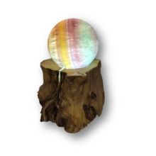 Regenbogen-Fluorit Steinkugel, Kugel beleuchtet auf LED Holzstamm-Sockel, Echte Fluorit Kugel edel poliert, N230