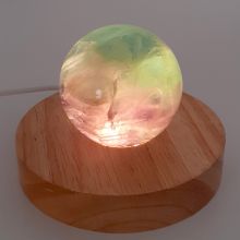 Regenbogen-Fluorit Steinkugel, Kugel beleuchtet auf LED Sockel, Echter unbehandelter Fluorit Stein edel poliert, N290