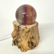 Regenbogen-Fluorit Steinkugel, Kugel beleuchtet auf LED Holzstamm-Sockel, Echte Fluorit Kugel edel poliert, N230