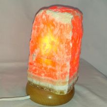 Calcit Edelsteinlampe aus einem gelb-orangen Naturstein, Orangencalcit Edelstein-Leuchte mit Holzsockel, sonnig-warmes Stimmungslicht, N192