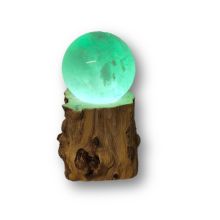 Fluorit grüne-Edelstein Kugel auf LED-Holzstamm-Leuchtsockel, Edelsteinlampe, Dekoration N325