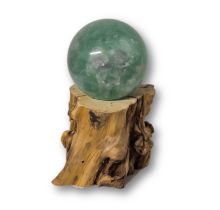 Fluorit grüne-Edelstein Kugel auf LED-Holzstamm-Leuchtsockel, Edelsteinlampe, Dekoration N325