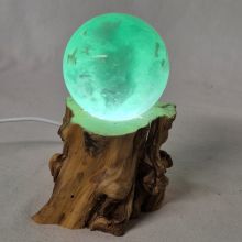 Fluorit grüne-Edelstein Kugel auf LED-Holzstamm-Leuchtsockel, Edelsteinlampe, Dekoration N325