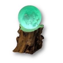 Fluorit grüne-Edelstein Kugel auf LED-Holzstamm-Leuchtsockel, Edelsteinlampe, Dekoration N325