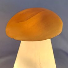 Selenit Steinlampe Pilz, weiß-oranger Selenit Naturstein Leuchte, Pilzlampe mit Holzsockel