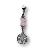 Handgefertigter Schlüsselanhänger Lebensbaum, Taschenanzubehör mit Rosenquarz und Karabiner