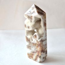 Crazy Lace Steinspitze ca. 10 cm, Achat Obelisk, Crazy Lace Achat Edelstein mit offener Kristall Druse N134