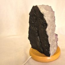 Amethyst Rohstein Lampe, Edelsteinlampe aus Brasilien, helle Kristall Stein Leuchte komplett mit Elektrik, Naturstein-Lampe, N245