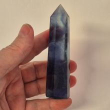 Fluorit blau Kristall Point, Edelstein Standspitze, Therapiestein, Heilsteinspitze, Turm-Obelisk N102
