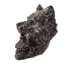 Leuchtender Jooperlite-Schädel mit Wolf – Handgeschnitzte Statue aus Naturstein