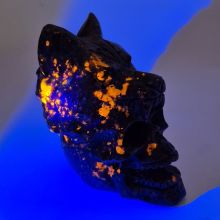 Leuchtender Jooperlite-Schädel mit Wolf – Handgeschnitzte Statue aus Naturstein