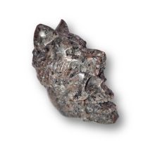 Leuchtender Jooperlite-Schädel mit Wolf – Handgeschnitzte Statue aus Naturstein