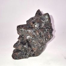 Leuchtender Jooperlite-Schädel mit Wolf – Handgeschnitzte Statue aus Naturstein