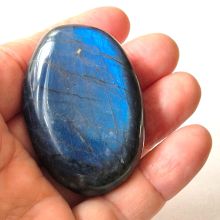Labradorit polierter Edelstein, Trommelstein flach, blau schimmernder Handschmeichler, Naturstein, Sammelobjekt, N62