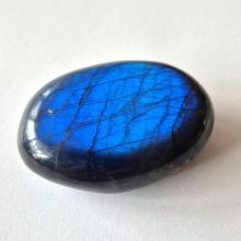 Labradorit polierter Edelstein, Trommelstein flach, blau schimmernder Handschmeichler, Naturstein, Sammelobjekt, N62